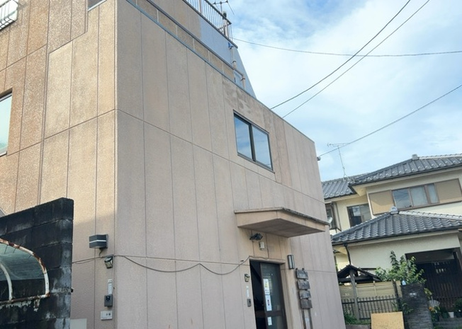 【外観】 | 事務所 | 隣家の土地はどうなっているのか、生活利便施設が近くにあるのか、学校まで近いかなど、お客様のライフスタイルにあわせたイメージが重要です。また、近くにあると困る施設が近くにないかも確認するといいでしょう。
