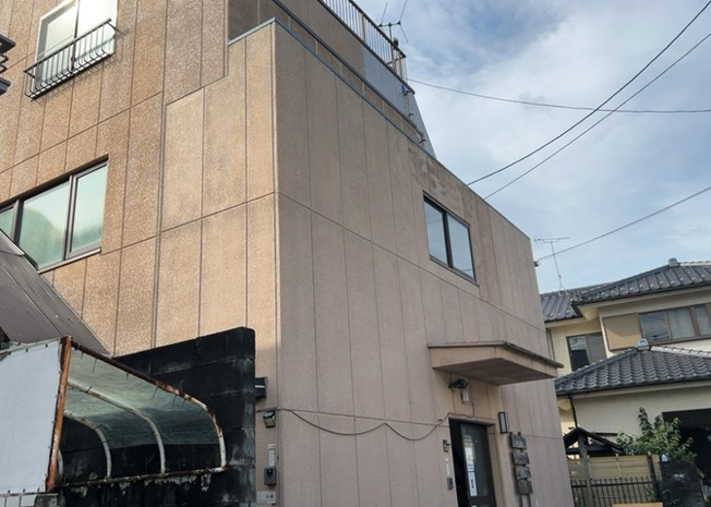 【外観】 | 事務所 | 現地に行くなら、物件の周囲の地形がどうなっているかを見ることも大切です。周辺より低くなっている土地では、大雨などで水が集まりやすいため、地盤が弱くなっているということも考えられるため、注意が必要です。