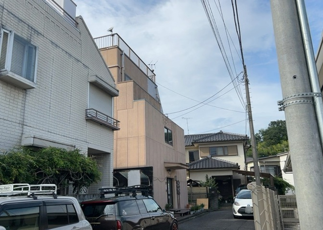 【外観】 | 事務所 | 南側道路の場合は長い時間光を入れ込むことができるため、庭やリビングを道路側に持ってくることが多く土地価格も高い傾向にあります。一方北側道路だとリビングや庭が南側になりプライバシーを守ることができます。