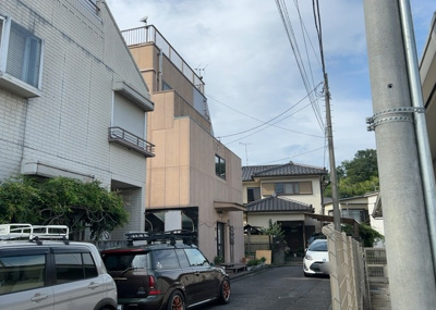 【外観】 | 事務所 | 東側道路の場合は居室を南向きに設計しやすいため、朝日が入りやすいというメリットがあります。一方、西側道路も東側同様に居室を南向きに設計しやすいのですが、住宅地だと朝日が入りにくいという弱点があります。