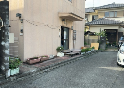 【駐車場】 | 事務所 | 車一台あたりに必要なスペースは、標準サイズの普通自動車で横幅2m50cm、長さ5mは必要になります。ただし、乗降のことも考慮して横幅3m30cm、長さ5m50cmほどは確保できるところを選びましょう。