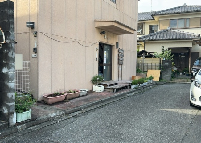 【駐車場】 | 事務所 | 車一台あたりに必要なスペースは、標準サイズの普通自動車で横幅2m50cm、長さ5mは必要になります。ただし、乗降のことも考慮して横幅3m30cm、長さ5m50cmほどは確保できるところを選びましょう。