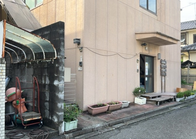 【外観】 | 事務所 | 庭のある家に住むことのメリットとして、子どもたちの遊び場を確保できること、ガーデニングや家庭菜園を楽しめること、明るさを確保できることがあります。また、配置を工夫することでプライバシーが確保できます。