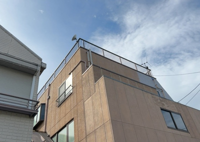 【バルコニー】 | 事務所 | バルコニーは、建物内から室外へ楽に出入りできる便利なスペースです。また、バルコニーには手すりを付けることが義務付けられており、手すりの高さは110cm以上で施工することが建築基準法で定められています。