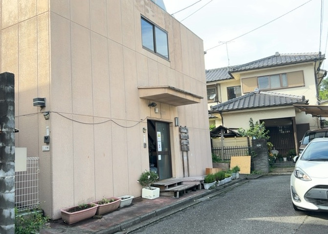 【玄関】 | 事務所 | 玄関は家の顔と言っても過言ではありません。現地を見学する際は玄関の広さや全体のバランスなどを見てみるといいでしょう。一般的なアプローチのしやすさだけではなく、お年寄りにも優しい設計のものだと安心です。