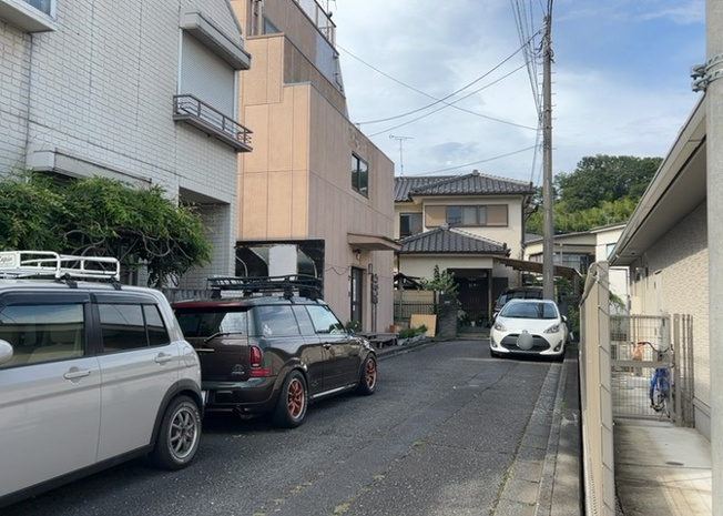 【外観】 | 事務所 | 住宅用の土地では前面道路に2m以上接していなければならないと法律で定められています。しかし、お持ちの車のサイズやライフスタイルなどにより、2mでは利便が悪い場合もございますので、事前に確認しましょう。