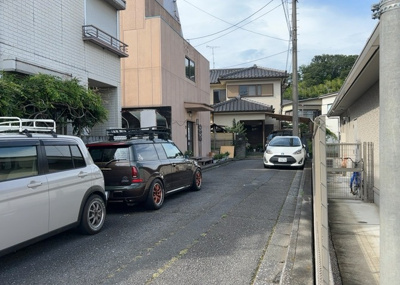 【外観】 | 事務所 | 道幅が広い場所は日当たりや風通が良好です。幅が広いのですれ違いも可能ですし大きな車でも駐車可能！一方で、大型車が通ることも多くなるため交通量の増加により騒音に繋がります。また土地の値段が高くなります。