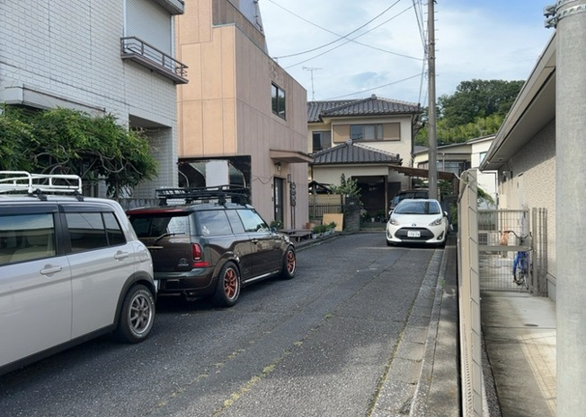 【外観】 | 事務所 | 道幅が広い場所は日当たりや風通が良好です。幅が広いのですれ違いも可能ですし大きな車でも駐車可能！一方で、大型車が通ることも多くなるため交通量の増加により騒音に繋がります。また土地の値段が高くなります。
