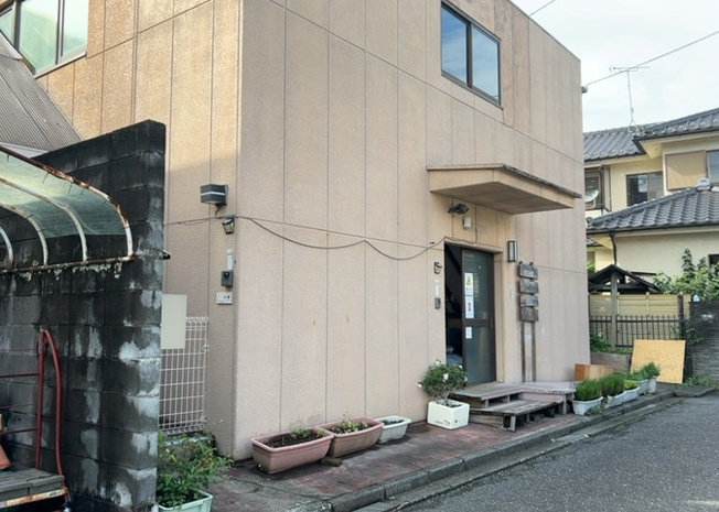 【駐車場】 | 事務所 | 駐車場と明記されていても、最小スペースでつくられた駐車場だと大型車は駐車できなかったり、出入りしにくくなったりする可能性があります。お車のサイズと購入したい物件の駐車場のサイズを現地で確認しましょう。