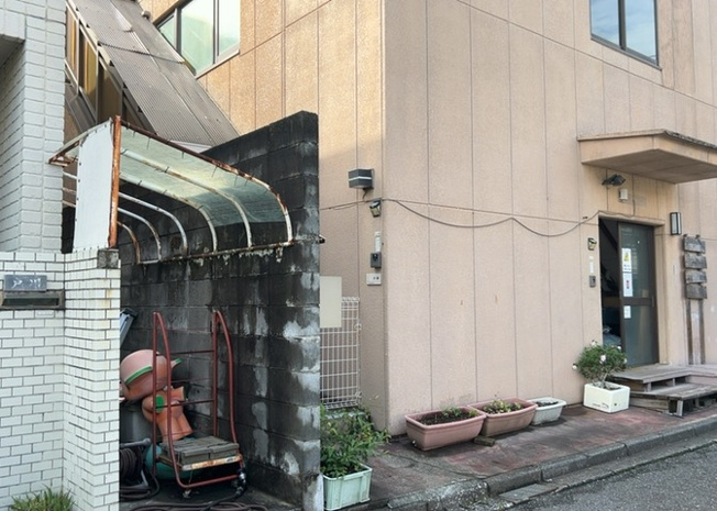 【外観】 | 事務所 | 庭があることでガーデニングや家庭菜園はもちろん、こどもの遊び場やペットを放して遊ぶことができます。また、家の周囲に余裕があるということです。隣地との間があれば、十分な日当たりと、風通しが確保できます。