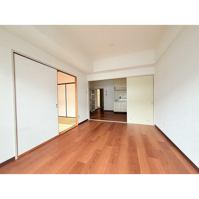 横浜市戸塚区矢部町の賃貸マンションの居間・リビング