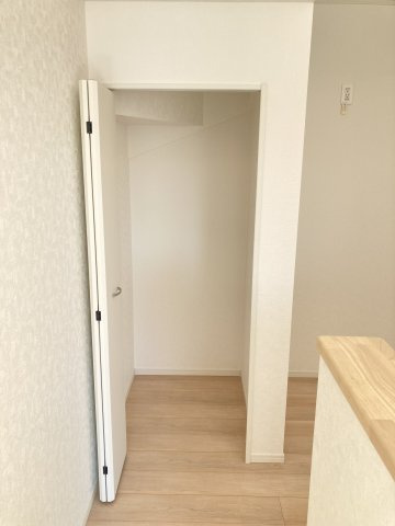 クレイドルガーデン前橋市富士見町時沢第11　4号棟の収納|【イメージ写真】キッチン横にパントリー収納付きです！ストック品の収納に重宝しますよ！