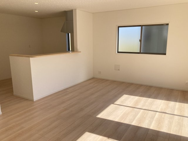 クレイドルガーデン前橋市富士見町時沢第11　4号棟の居間・リビング|【イメージ写真】18.2帖リビング！人気の対面式キッチンを配した空間はお好みの家具も合わせやすく、家族がくつろぐ快適な空間造りをサポート。窓からは明るい陽光が差し込みます。