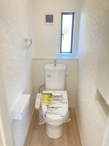 クレイドルガーデン前橋市富士見町時沢第11　4号棟のトイレ|【イメージ写真】1階トイレです。清潔感のある白を基調としています。
温水洗浄・便座暖房機能の付いた快適なトイレです☆