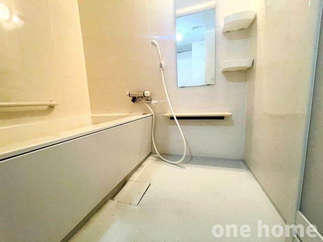 ロイヤルハイツ新大阪の浴室|◆広々とした浴室です！
◆【即日内覧会開催中】ご自宅や最寄り駅などで送迎が可能です。ご希望をお申し付けください！