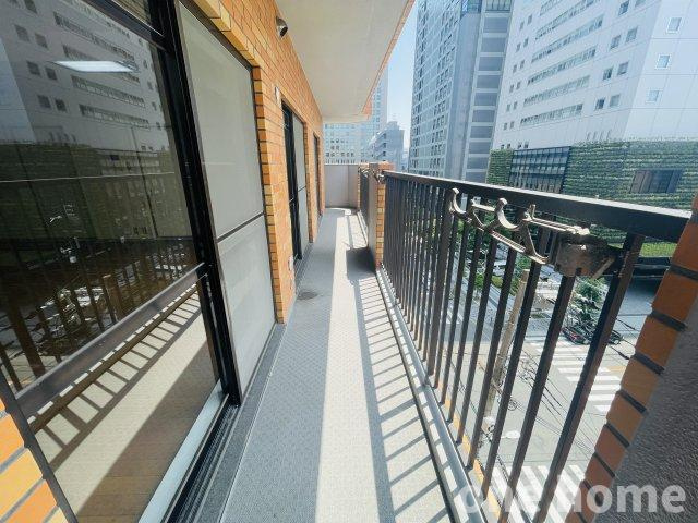 ロイヤルハイツ新大阪のバルコニー|◆南向きバルコニーです！格子タイプの手すりのため、通風を確保しやすいです！
◆嬉しい南東角部屋につき、陽当たり・通風良好です！