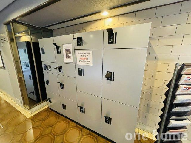 ロイヤルハイツ新大阪の設備|◆いつでも荷物の受け取りができる宅配ボックス完備です！再配達を依頼するストレスから解放されます！