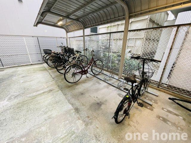 ロイヤルハイツ新大阪の駐輪場|◆自転車置場には屋根があり、雨風にさらされる心配がありません！
◆最新の空き状況など、詳細につきましてはお気軽にお問い合わせください！