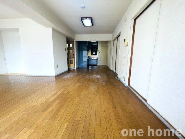 ロイヤルハイツ新大阪の居間・リビング|◆広々LDKは圧巻の20帖！
◆角部屋！L字バルコニーで各お部屋がバルコニーに面した明るいお部屋です！