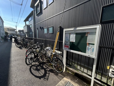 【その他】 | 東橋本マンション | 一般的なバルコニーは、奥行1.5ｍ程ですが、ワイルドバルコニーは2ｍまで広がっています。そのため洗濯物の間隔をあけ干すことができ、乾きやすいというメリットや、ガーデニングが楽しめる等の特徴があります。