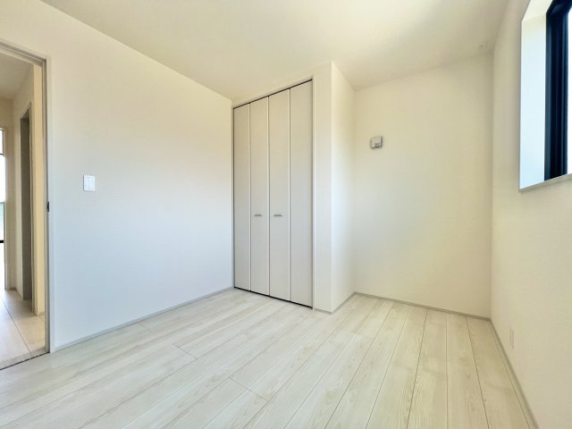 磐田市掛塚新町 3期の洋室|2階 約4.6帖の洋室はコンパクトですが収納があり、在宅ワークやお子様のお部屋としてお使いいただけます。