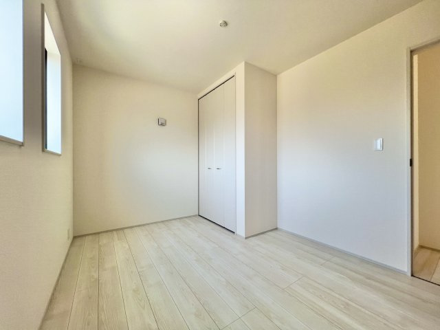 磐田市掛塚新町 3期の洋室|2階 約5.4帖の洋室もコンパクトながら収納も備わっておりますので、こちらもお子様のお部屋として活用できます！