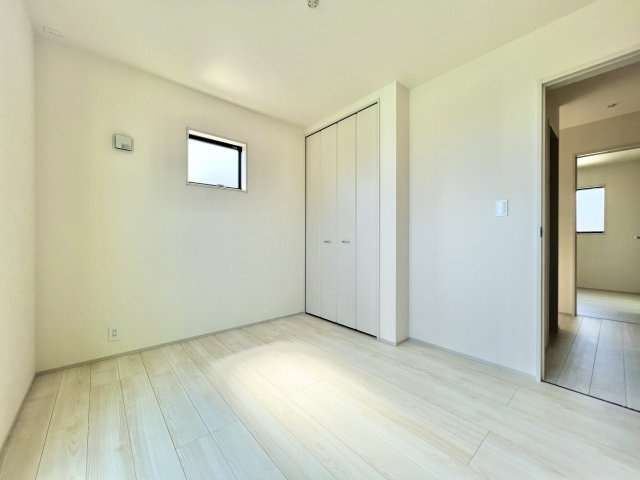 磐田市掛塚新町 3期の洋室|2階 約5帖の洋室は、バルコニーに面していて明るく気持ちの良い風が通り抜けますよ♪
