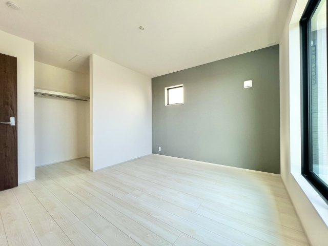 磐田市掛塚新町 3期の洋室|2階 約7.3帖の広々とした洋室は、とても明るく大きなウォークインクローゼット付き！主寝室としてお使いいただけます☆