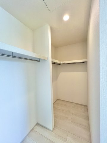 磐田市掛塚新町 3期の収納|主寝室にあるウォークインクローゼット。沢山収納できお部屋を広々使うことができますね♫