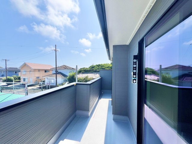 磐田市掛塚新町 3期のバルコニー|長いバルコニーで、晴れた日には沢山のお洗濯物やお布団が干せて気持ちが良いですよね♪