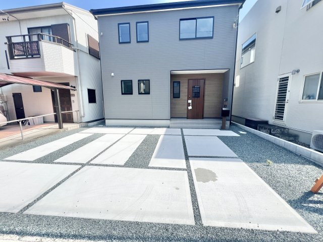 磐田市掛塚新町 3期の駐車場|お家の前には駐車スペースがあり、車種にもよりますが3台分は確保されております。