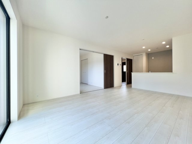 磐田市掛塚新町 3期の居間・リビング|キッチンからリビングが見渡せて、家族の会話が弾みます♪