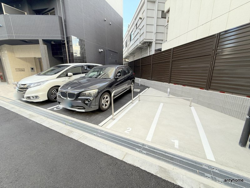 セレニテ難波ミラク参番館　仲介手数料無料の駐車場