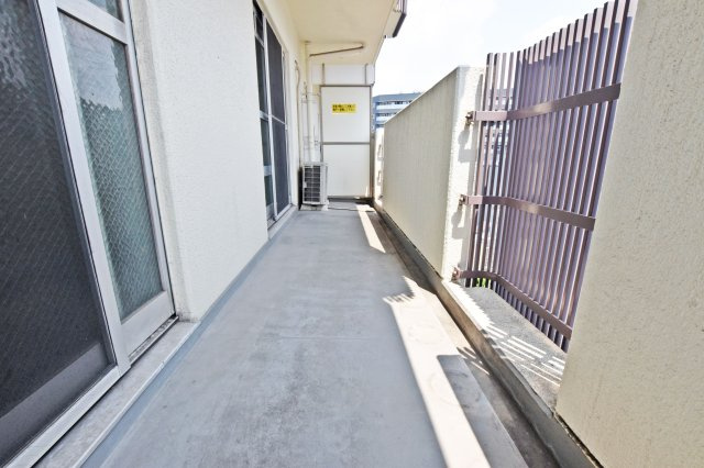 トーカンマンション東梅田のバルコニー|たっぷりの陽光が差し込む南向きの住まいです。