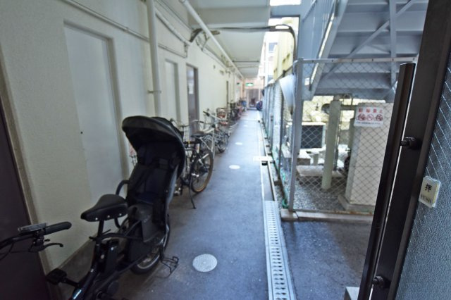 トーカンマンション東梅田の駐輪場|敷地内に駐輪場を備えています。通勤・通学やお買い物など、自転車を利用する機会が多い方にも便利な共用設備です。