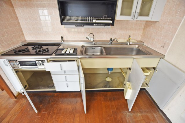 トーカンマンション東梅田のキッチン|上部・下部に収納を確保しているため、使い勝手よく調理が行えます。
