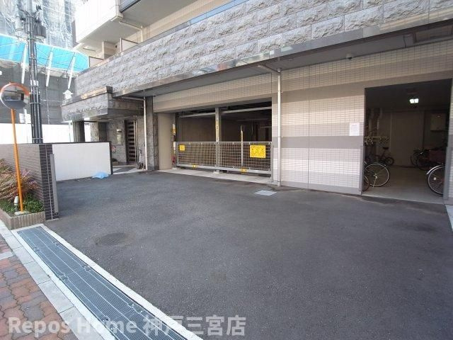 プレサンスみなと元町駅前の駐車場