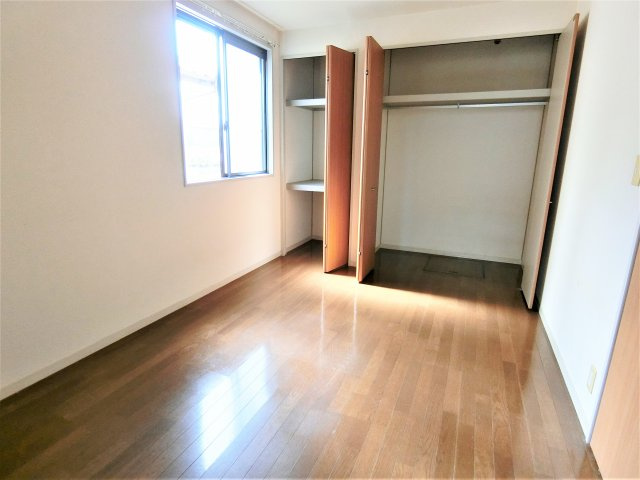 クレストの洋室