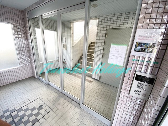 藤沢市辻堂太平台２丁目の賃貸マンションのエントランス