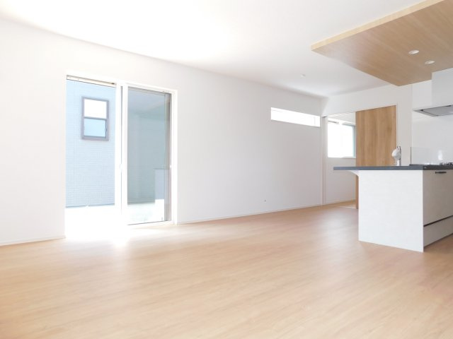 名古屋市港区福田１丁目の新築一戸建の居間・リビング|◇リビング◇　　南面を含む２面採光で明るいリビング１７．５帖　大きな窓が明るく開放的な空間を演出します♪