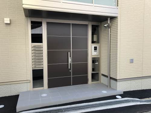 シャーメゾン朝倉駅前のエントランス