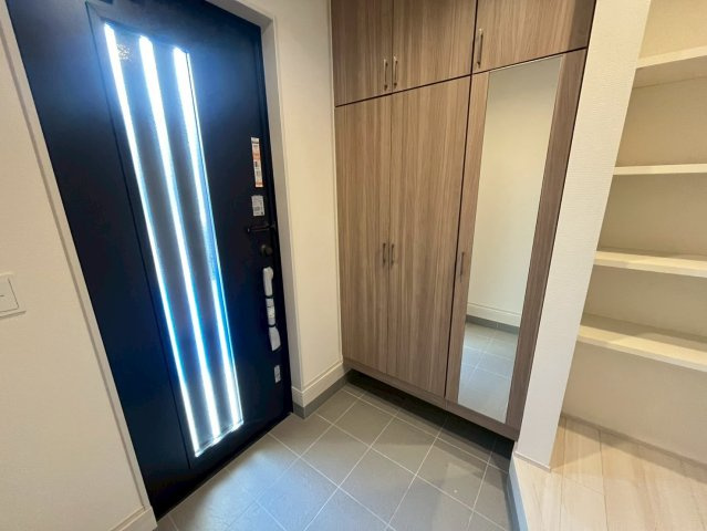 北中城村美崎新築戸建て2号棟（全2棟）の玄関|同施工会社別物件の画像です。参考としてご覧ください。