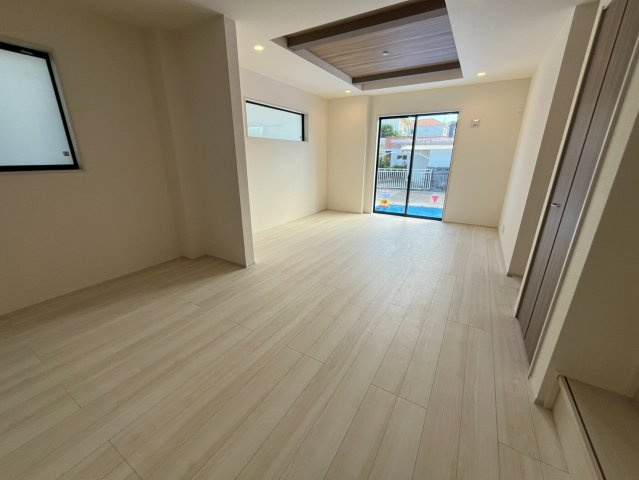 北中城村美崎新築戸建て2号棟（全2棟）の居間・リビング|同施工会社別物件の画像です。参考としてご覧ください。