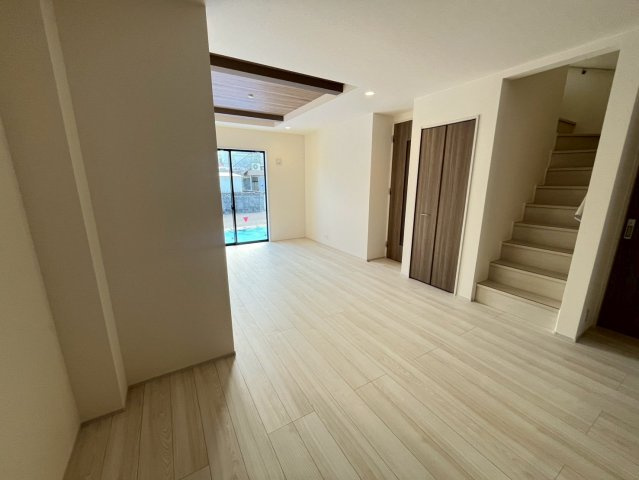 北中城村美崎新築戸建て2号棟（全2棟）の居間・リビング|同施工会社別物件の画像です。参考としてご覧ください。