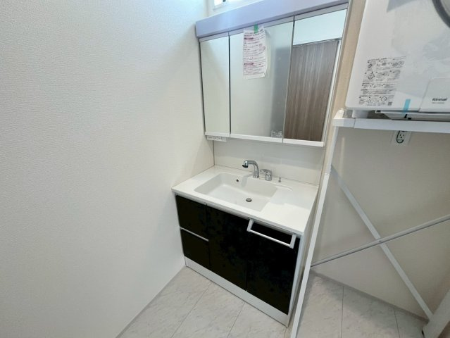 北中城村美崎新築戸建て2号棟（全2棟）の独立洗面台|同施工会社別物件の画像です。参考としてご覧ください。