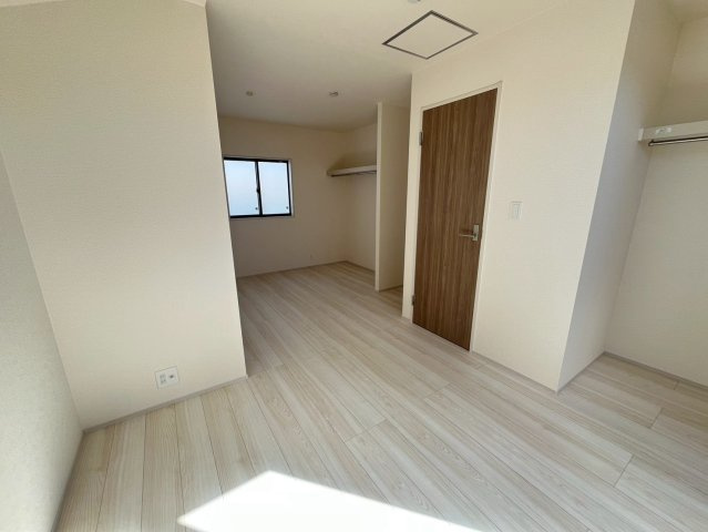 北中城村美崎新築戸建て2号棟（全2棟）の洋室|同施工会社別物件の画像です。参考としてご覧ください。