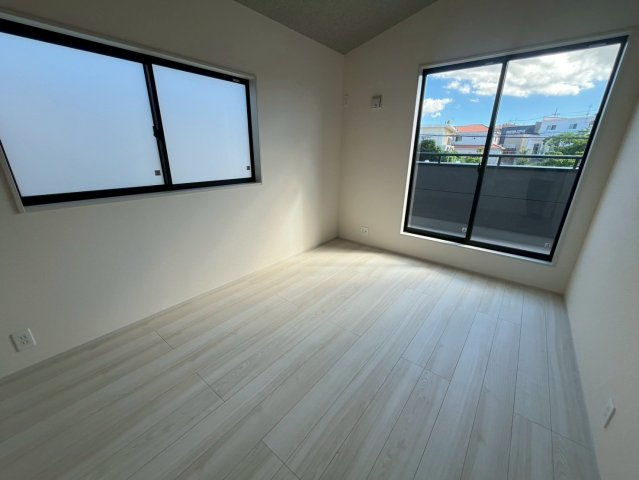 北中城村美崎新築戸建て2号棟（全2棟）の洋室|同施工会社別物件の画像です。参考としてご覧ください。