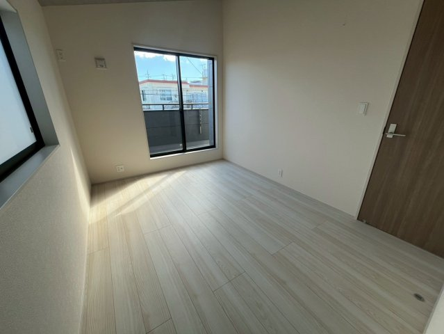 北中城村美崎新築戸建て2号棟（全2棟）の洋室|同施工会社別物件の画像です。参考としてご覧ください。