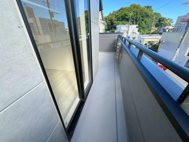 北中城村美崎新築戸建て2号棟（全2棟）のバルコニー|同施工会社別物件の画像です。参考としてご覧ください。