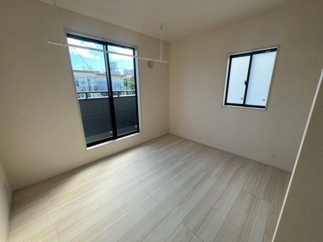北中城村美崎新築戸建て2号棟（全2棟）の洋室|同施工会社別物件の画像です。参考としてご覧ください。